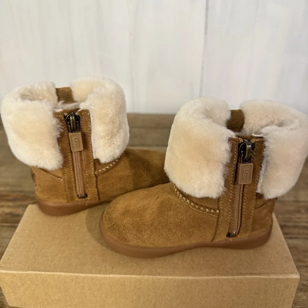 UGG Baby/Toddles US Size 6 Ankle Booties Chestnut Suede Sheepskin Lined 1095571T